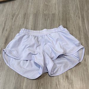 NWOT lululemon hotty hot 2.5 shorts size 4 (lowest I’ll go is 35$)